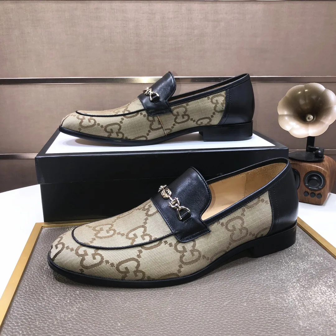 Factory batch 500💰Italy’s top luxury men’s shoe giant (GUCCI) (Gucci) (full cowhide lining) new arrival🍃Original European style🔰 Pleasant to the eye😍In order to make the shoes more durable and non-deformable🌀The production continues to follow traditional methods but there is still no lack of innovation💪The original sheepskin is selected for the leather♻️Smooth, natural and extra bright⭐Made of imported cowhide The rich man’s first choice 38-45 (45 customized)